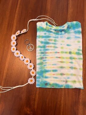 Men’s M Tie-Dye Short Sleeve Tee in Blue & Green with accessories